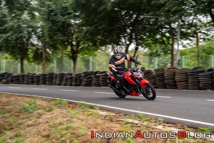 Bs Vi Tvs Apache Rtr 200 4v Review Action Shots Tv