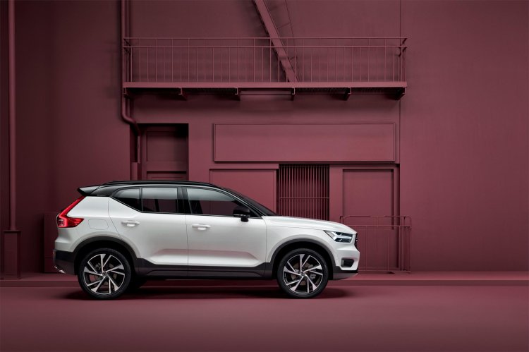 New Volvo Xc40 T4 R Design Exterior 2