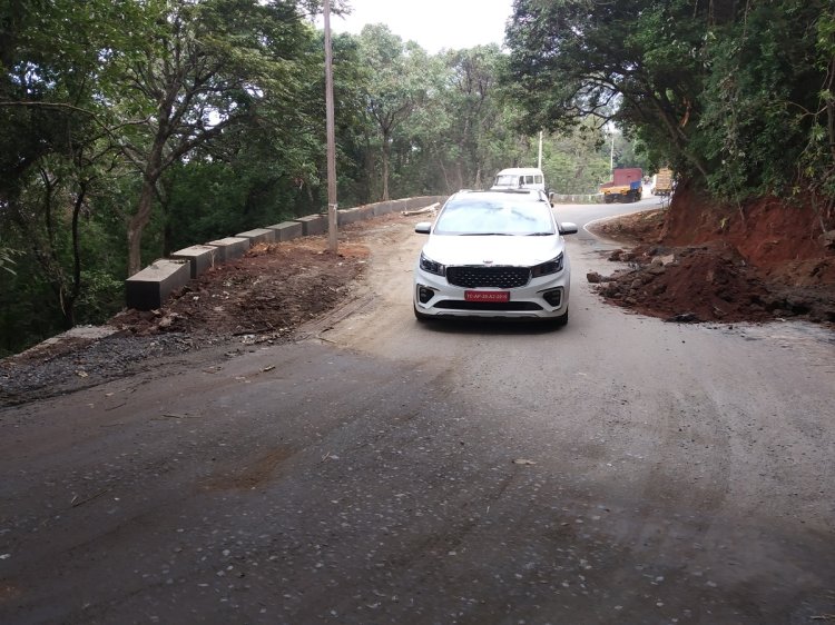Kia Carnival Spy Shots Front 1