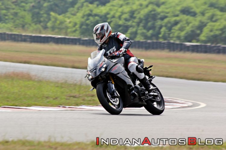 Bs Vi Tvs Apache Rr 310 Riding Shots Left Front Qu Bs Vi Tvs Apache Rr 310 Riding Shots Left Front Qu