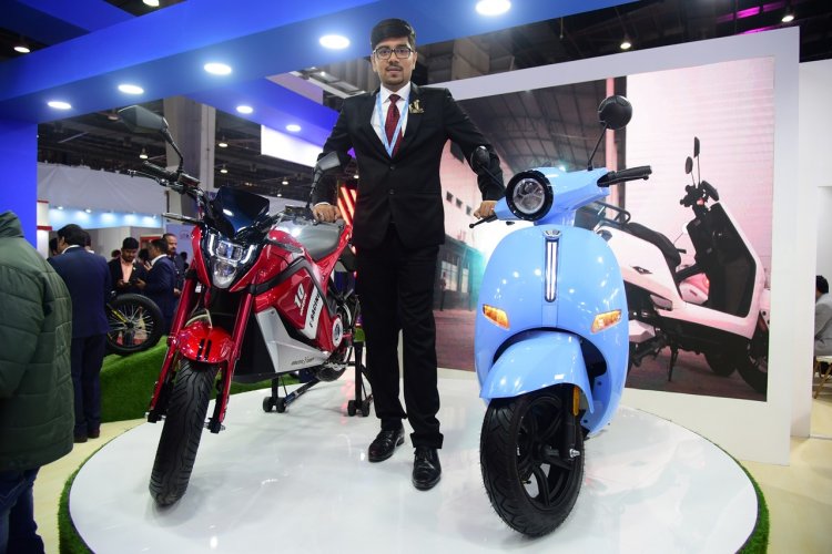 Eeve India Unveils High End Electric Two Wheelers Live From Auto Expo 2020