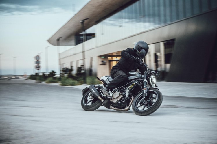 Husqvarna Svartpilen 250 In Action