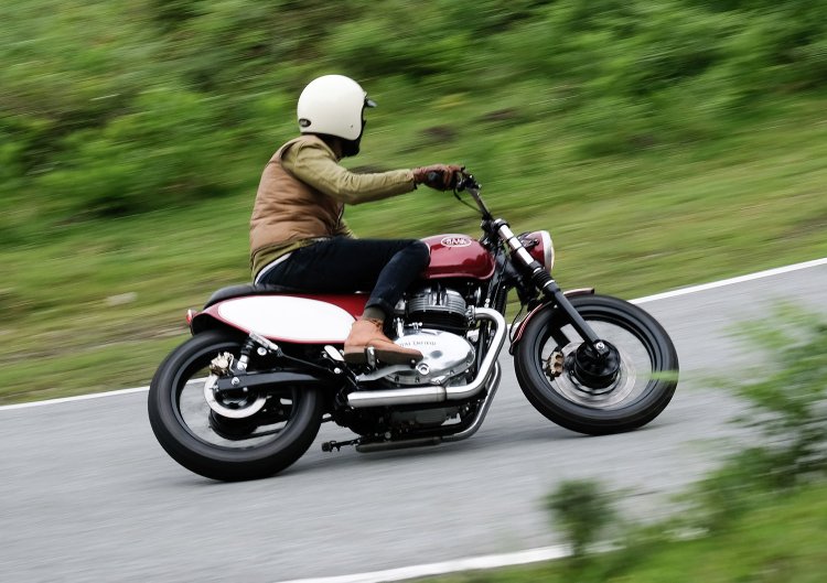 Custom Royal Enfield Interceptor 650 In Action