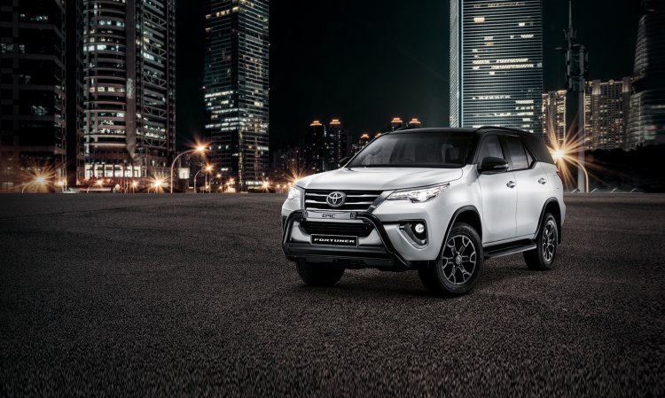 Toyota Fortuner Epic Black Exterior Front Three Qu