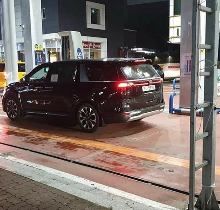 2021 Kia Carnival Spotted In Flesh Side View