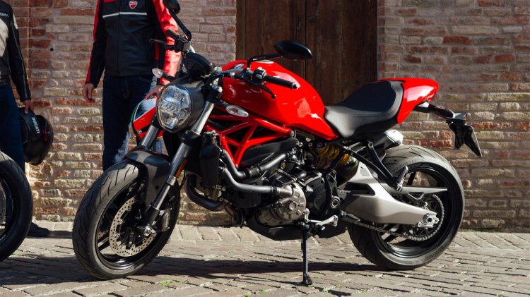 Ducati  Monster 821 My18 Red 01 Video Full 1330x748
