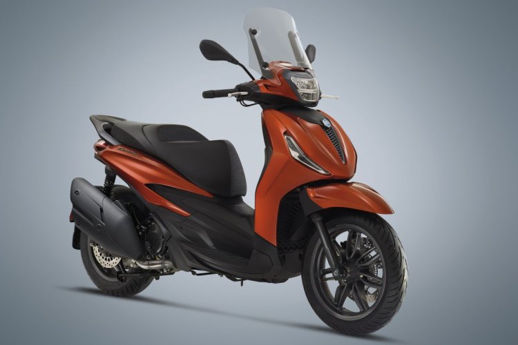 2021 Piaggio Beverly S Front Right view