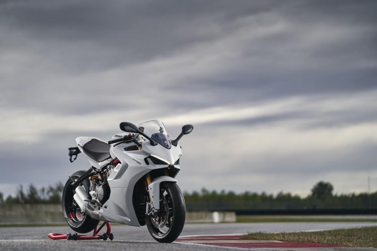 2021 Ducati Supersport 950s White On Track