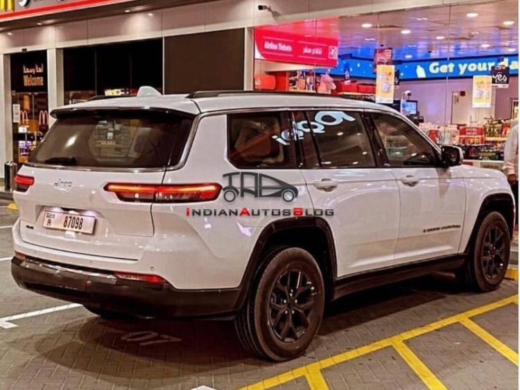 Jeep Grand Cherokee L Rear Quarter Spied