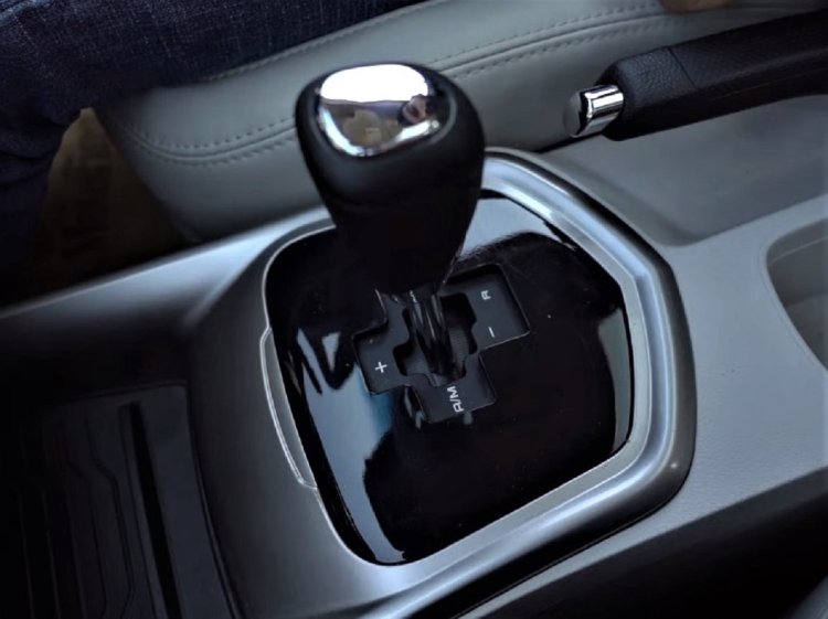 Mahindra XUV300 test drive review Petrol Autoshift Review Gearlever