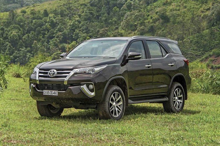 New-gen Tata Safari vs Pre-Facelift Toyota Fortuner In A Drag Race