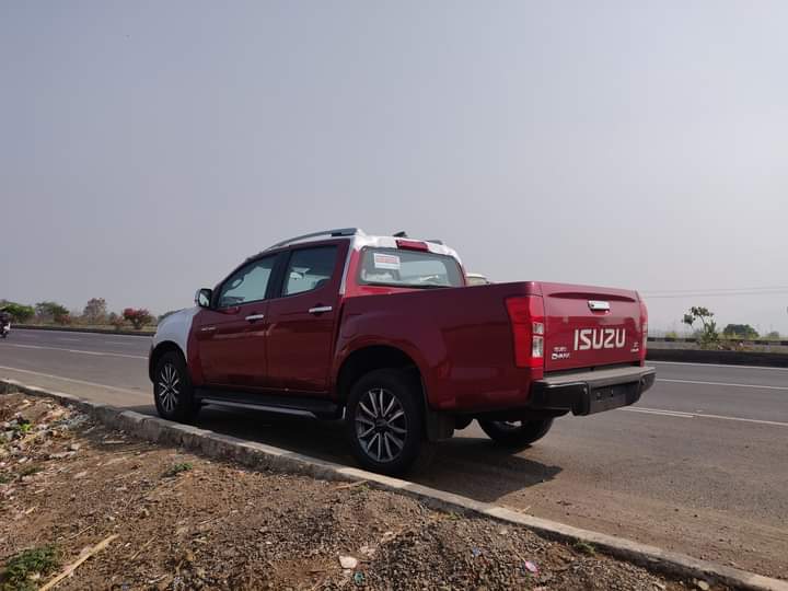 2021 Isuzu V Cross Bs6 Image Rear Three Quarters