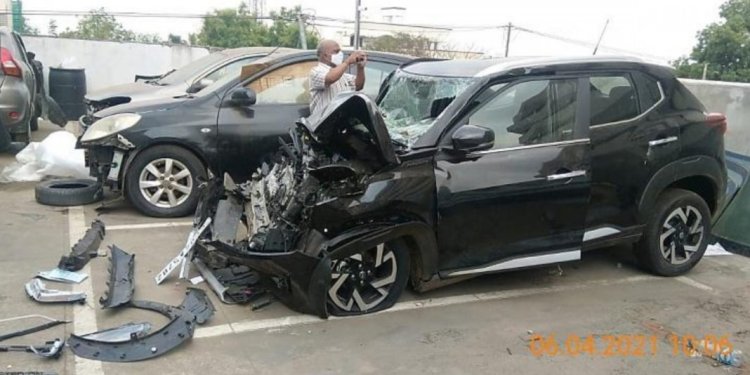 Nissan Magnite Accident Side View