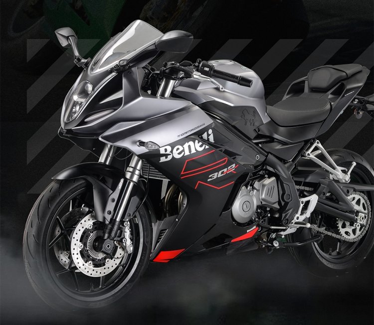 2021 Benelli 302r Front Left