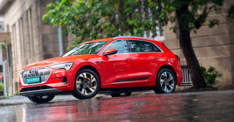 Audi E Tron Front Left View Rain Street