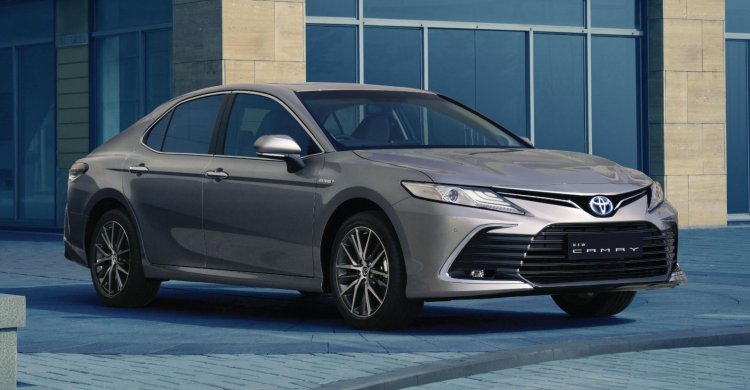 New Toyota Camry Hybrid Goes on Sale in India