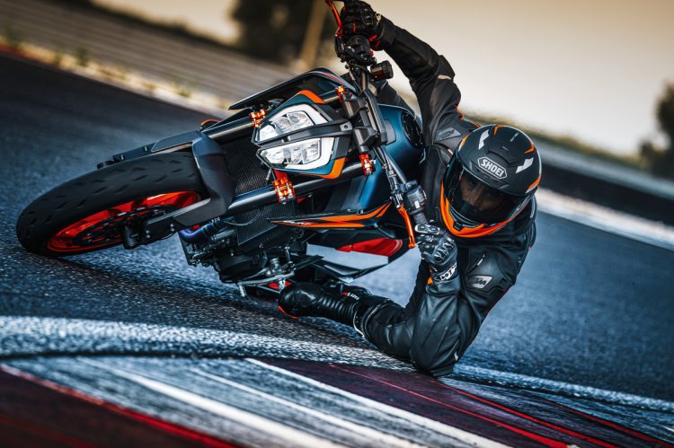 2022 Ktm 890 Duke R Corner Lean Left