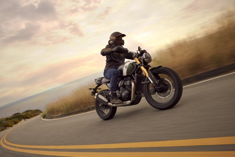 Triumph Scrambler 400 X Action