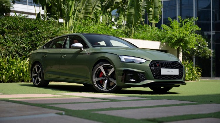 Audi S5 Sportback Front Quarter