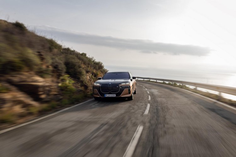 Bmw I7 M70 Xdrive Front Quarter Action