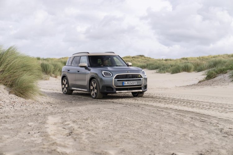 MINI Countryman SE ALL4: Electric and Suitable for Any Terrain