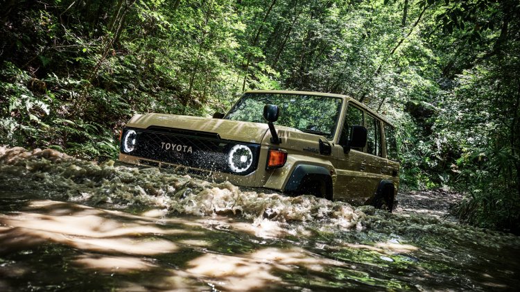 Toyota Land Cruiser 70 Water Wading