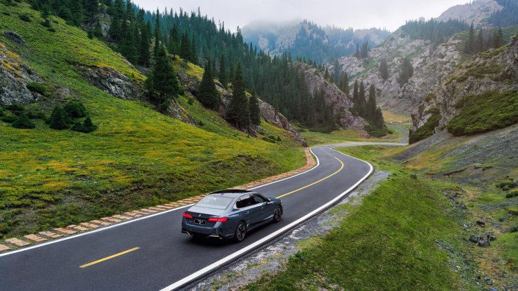 New Bmw I5 Rear Quarter