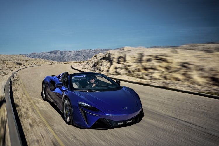 Mclaren Artura Spider Action