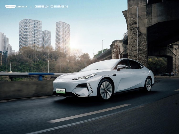 Geely Yinhe E8 Front Quarter