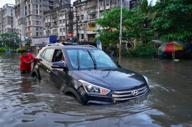 Hyundai Creta Stuck In Waterlogged Monsoon Road