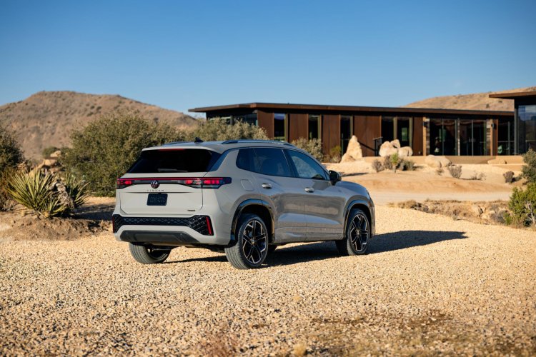 2025 Vw Tiguan R Line Rear Quarter