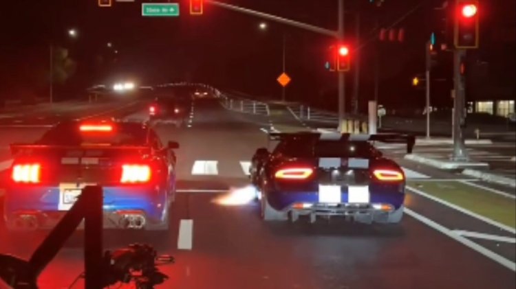 2,200 at gücünə malik alov püskürən Dodge Viper Shelby GT500 yanında şou göstərir