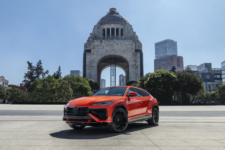 Lamborghini Urus Se Front Quarter Mexico