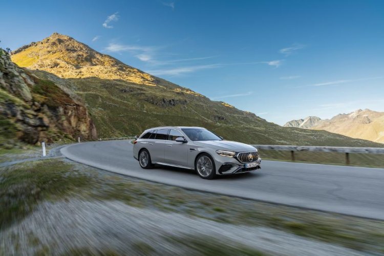 2026 Mercedes Amg E 53 Hybrid Wagon Front Quarter