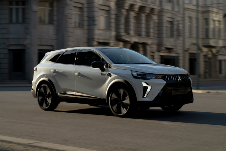 Mitsubishi Grandis Front Quarter