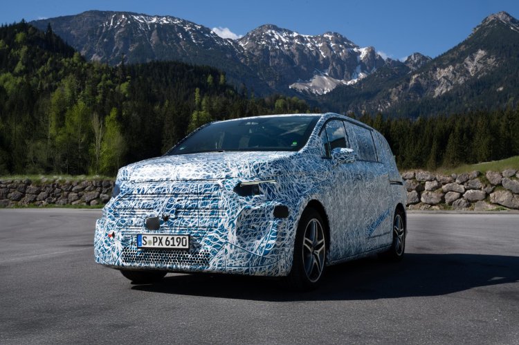 Yeni Mercedes VLE elektrik vanı 13 saata Ştutqartdan Romaya çatdı