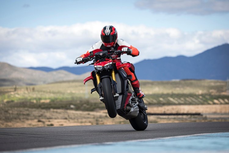 2025 Ducati Streetfighter V4 S Wheelie