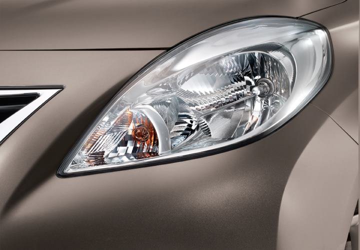 Nissan Sunny headlamp