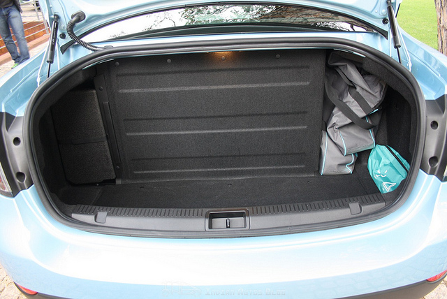Renault Fluence ZE boot empty