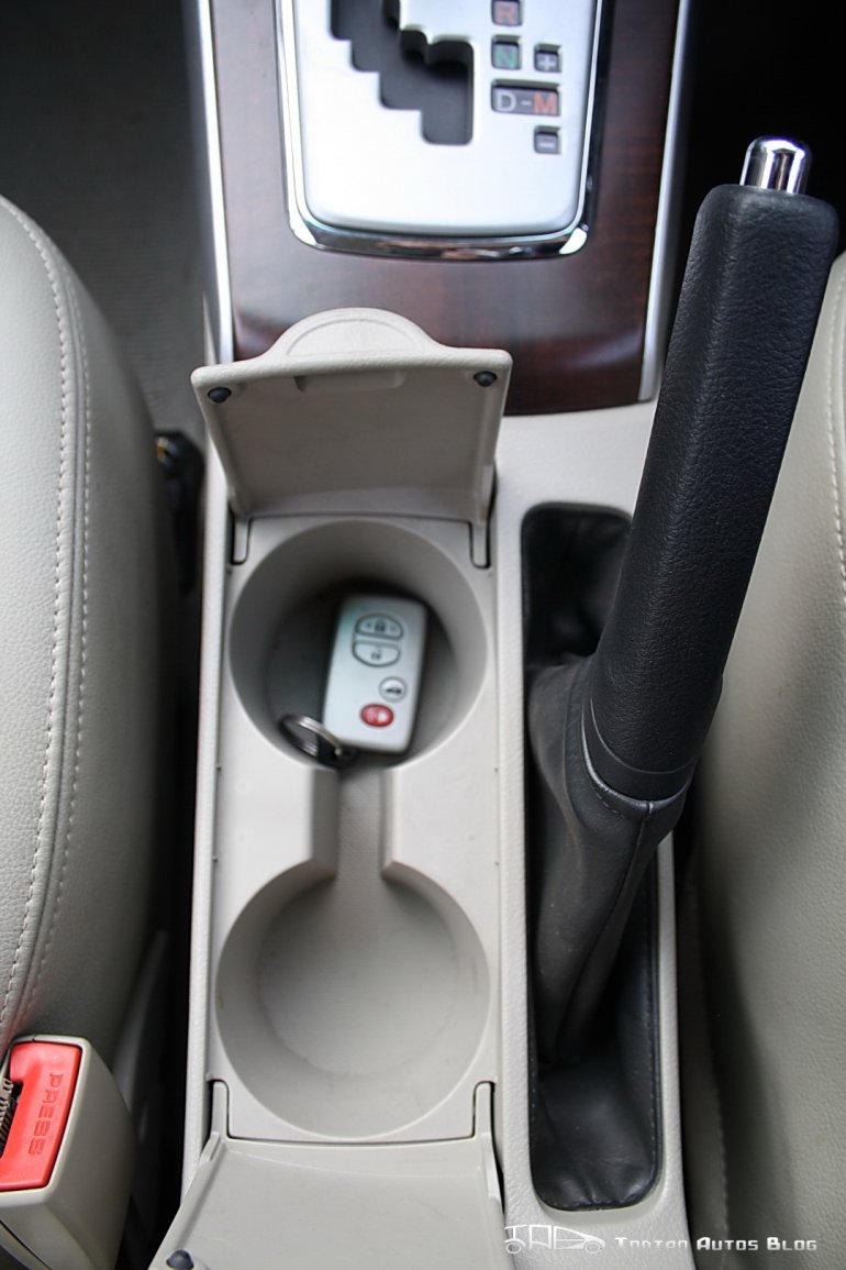 Facelifted Toyota Corolla Altis front cupholders