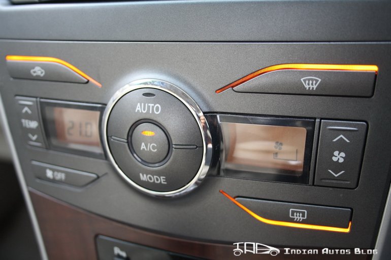 Facelifted Toyota Corolla Altis aircon controls