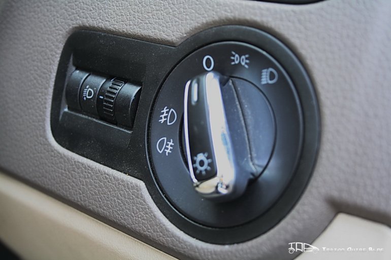 Skoda Rapid head lamp switch