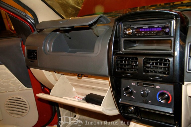 Chevrolet Tavera Neo3 twin glovebox