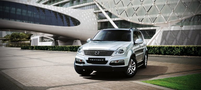 Ssangyong Rexton W front three quarters