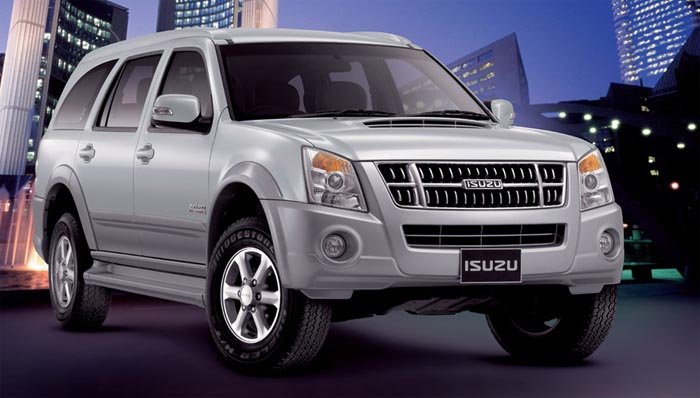 Isuzu MU-7 front