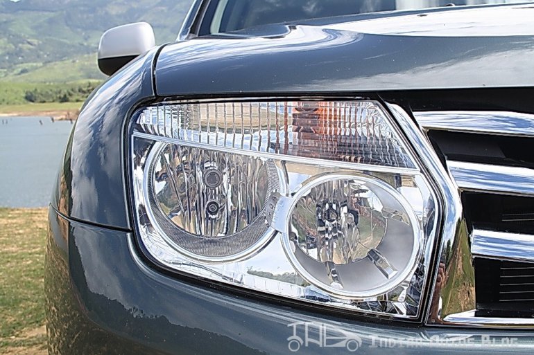 Renault Duster head lamps