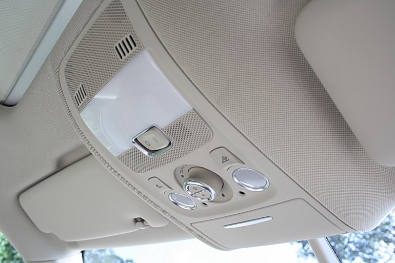 Audi Q5 panaromic sunroof controls