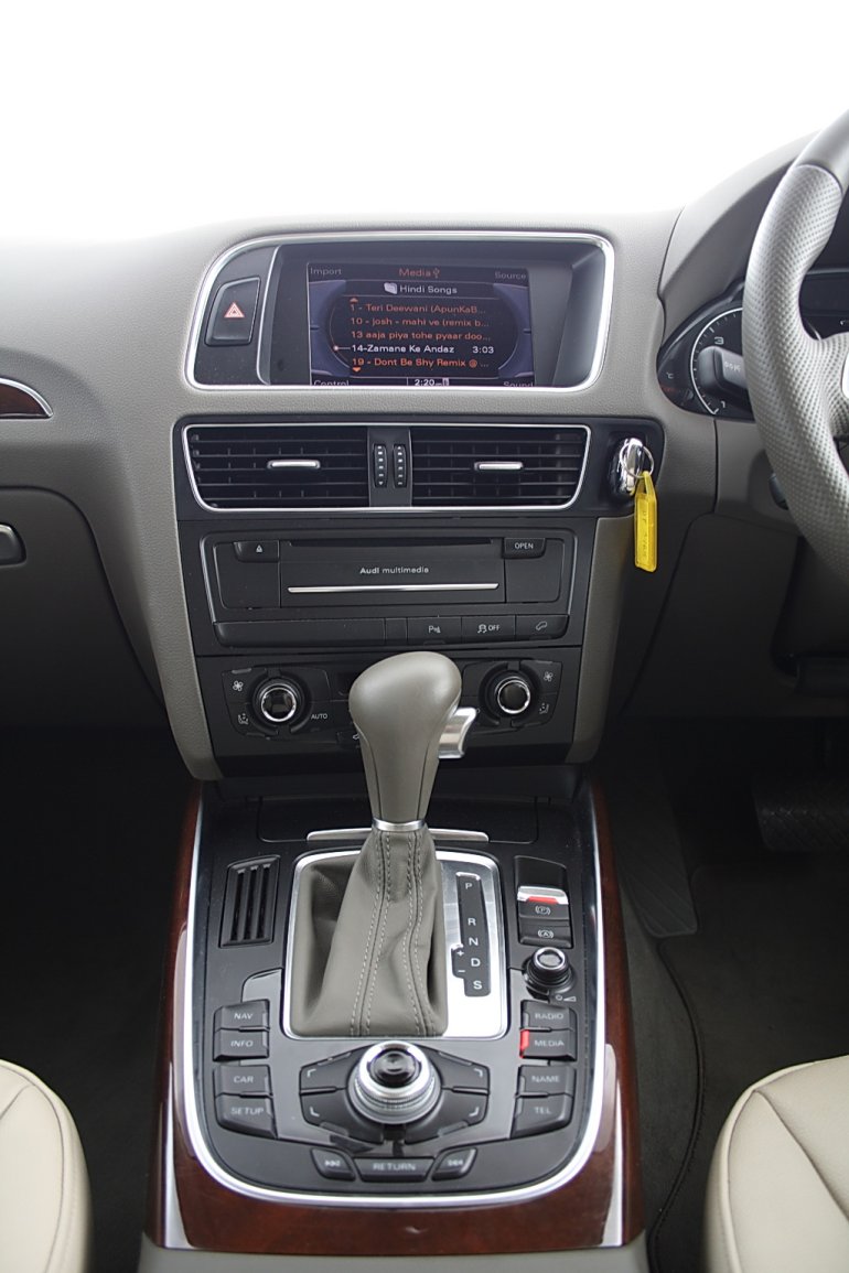 Audi Q5 center console