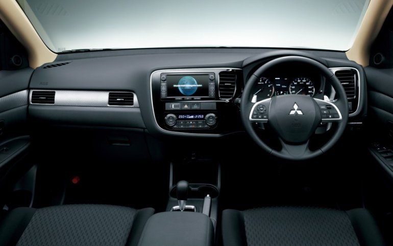 Mitsubishi Outlander 2013 dashboard