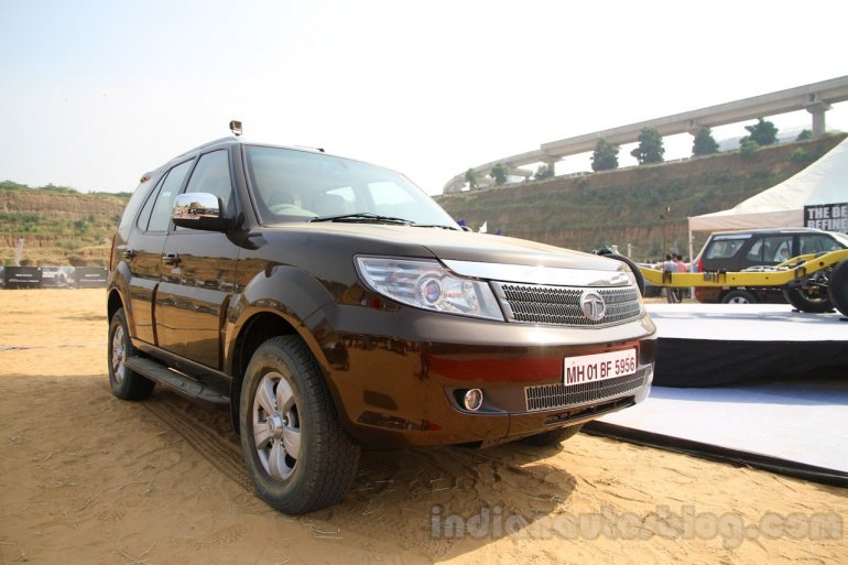 Tata Safari Storme front three quarter angle